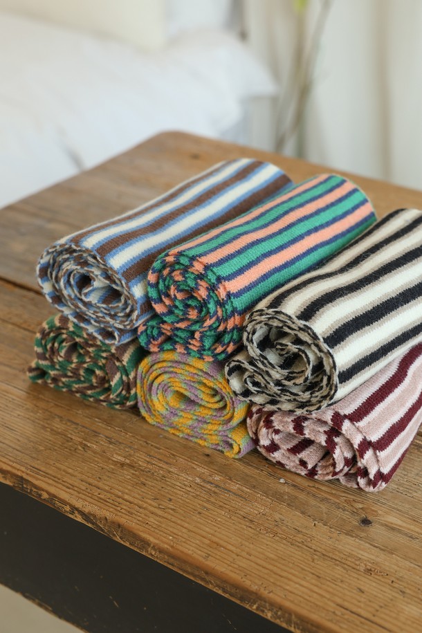 컬러블록 스트라이프 머플러_6컬러는 여성용 머플러/목도리입니다. 니트 소재로 제작되어 부드러운 촉감을 선사하며, 가을/겨울 시즌에 따뜻하게 착용할 수 있습니다. 그린, 핑크, 멀티컬러 등 6가지 색상으로 제공되며, 캐주얼 스타일에 잘 어울리는 스트라이프 패턴이 특징입니다. 두꺼운 두께감으로 보온성을 높였으며, 목둘레에 착용하고 리본으로 포인트를 줄 수 있습니다. 캐주얼, 클래식 스타일을 즐겨 입는 여성분들께 추천합니다.
