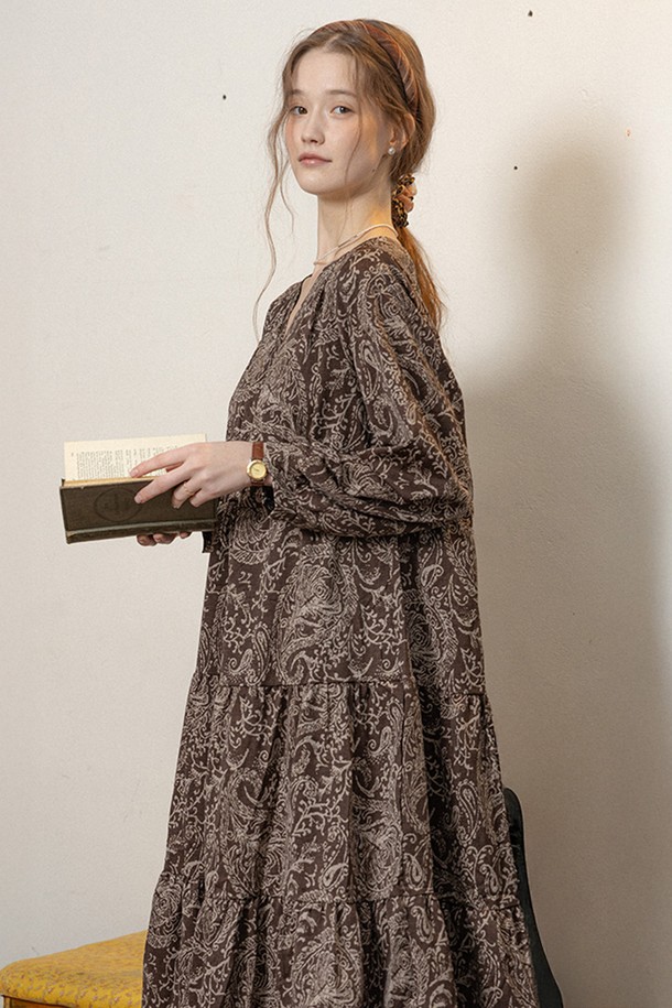 **Winter garden dress_브라운**은 가을, 겨울 시즌에 어울리는 여성용 원피스입니다. 브라운 컬러에 섬세한 페이즐리 및 플라워 패턴이 돋보이며, 부드러운 폴리에스테르 소재로 제작되어 편안한 착용감을 선사합니다. 루즈핏 A라인 실루엣과 V넥, 퍼프 소매 디자인이 클래식하면서도 엘레강스한 분위기를 연출합니다. 데이트룩, 모임룩, 소개팅룩 등 특별한 날, 로맨틱하고 미니멀한 스타일을 완성해보세요.
