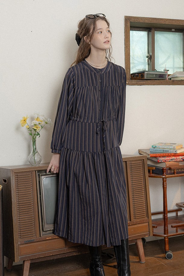 네이비 스트라이프 롱 슬리브 드레스는 캐주얼하고 베이직한 스타일의 여성용 원피스입니다. 봄, 가을에 어울리는 얇은 두께의 면 소재로 제작되어 부드러운 촉감을 선사합니다. A라인 플레어 치마 핏과 루즈핏으로 편안한 착용감을 제공하며, 라운드넥과 티어드 디테일이 특징입니다. 긴 소매와 네이비 스트라이프 패턴이 더해져 미니멀하면서도 세련된 분위기를 연출합니다. 일상복으로 활용하기 좋은 디자인입니다.
