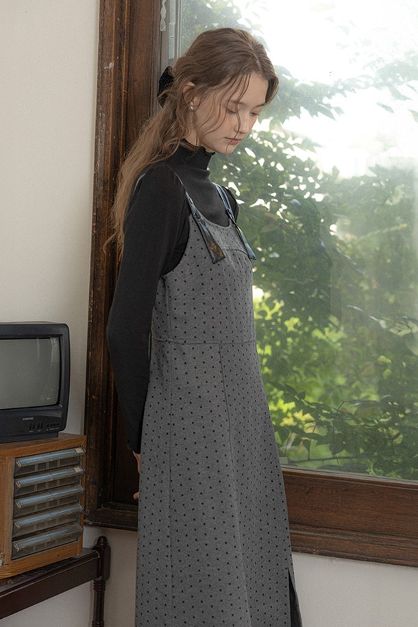 PM_그레이 폴카 도트 원피스는 여성스러운 분위기를 자아내는 캐주얼 스타일의 미디엄 기장 점프스커트입니다. 세련된 그레이 컬러 바탕에 귀여운 도트 무늬가 특징이며, A라인으로 떨어지는 치마핏이 편안하면서도 여성스러운 실루엣을 연출합니다. 민소매 디자인과 스퀘어넥 라인이 시원하고 시크한 느낌을 더하며, 가을/겨울 시즌에 활용하기 좋습니다. 레귤러핏으로 제작되어 편안한 착용감을 선사합니다.
