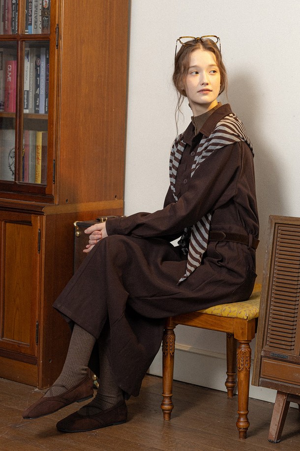 **브라운 점프수트 & 숄 세트**

가을과 겨울, 당신의 스타일을 책임질 브라운 점프수트 & 숄 세트입니다. 부드러운 면 소재로 제작되어 편안한 착용감을 선사하며, 캐주얼하면서도 베이직한 디자인으로 다양한 룩을 연출할 수 있습니다. 짙은 브라운 컬러가 세련된 분위기를 더하며, H라인 핏으로 여성스러운 실루엣을 강조합니다. 무지 또는 스트라이프 패턴으로 포인트를 주어 밋밋함을 덜고, 긴 소매와 두꺼운 두께감으로 따뜻함을 유지해 줍니다. 숄이 함께 구성되어 출근룩이나 모임룩에도 활용하기 좋습니다.
