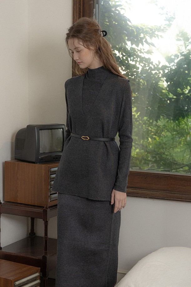 PM_루즈 니트 탑 쓰리피스 베스트 앤 스커트 세트는 차콜 컬러의 여성 의류입니다. 가을, 겨울 시즌에 어울리는 루즈핏의 니트 소재로 제작되어 부드러운 촉감을 선사하며, 베이직하고 미니멀한 스타일을 연출합니다. 라운드넥 긴소매 탑, 베스트, H라인 스커트가 한 세트로 구성되어 출근룩, 모임룩 등 다양한 TPO에 활용 가능합니다. 특히 세련된 미니멀, 클래식, 캐주얼 스타일을 즐기는 분들께 추천합니다.
