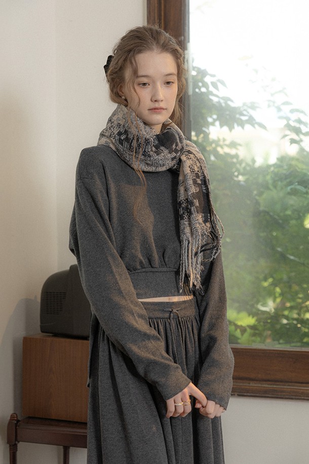 차콜 색상의 타이 스트랩 니트 상의와 A라인 플레어 스커트 투피스 세트입니다. 부드러운 니트 소재로 제작되어 봄, 가을 간절기에 착용하기 좋으며, 루즈핏으로 편안한 착용감을 선사합니다. 상의는 스퀘어넥 디자인에 긴 소매로, 캐주얼하면서도 베이직한 스타일을 연출합니다. 셋업으로 간편하게 코디 가능하며, 일상복으로 활용하기 좋습니다.
