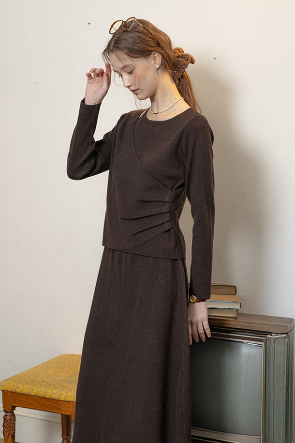 부드러운 니트 소재의 브라운 허리 라인 니트 상의와 A라인 스커트 세트입니다. 가을, 겨울 시즌에 어울리는 두꺼운 두께감과 긴 소매 기장으로 따뜻함을 더했습니다. 캐주얼하고 베이직한 디자인으로 데이트룩, 모임룩 등 다양한 TPO에 활용 가능하며, 허리 디테일이 여성스러운 실루엣을 연출합니다. 레귤러핏으로 편안하게 착용 가능하며, 미니멀, 클래식 스타일을 선호하는 여성분들께 추천합니다. 무지 디자인으로 어떤 아이템과도 쉽게 매치할 수 있어 활용도가 높습니다.
