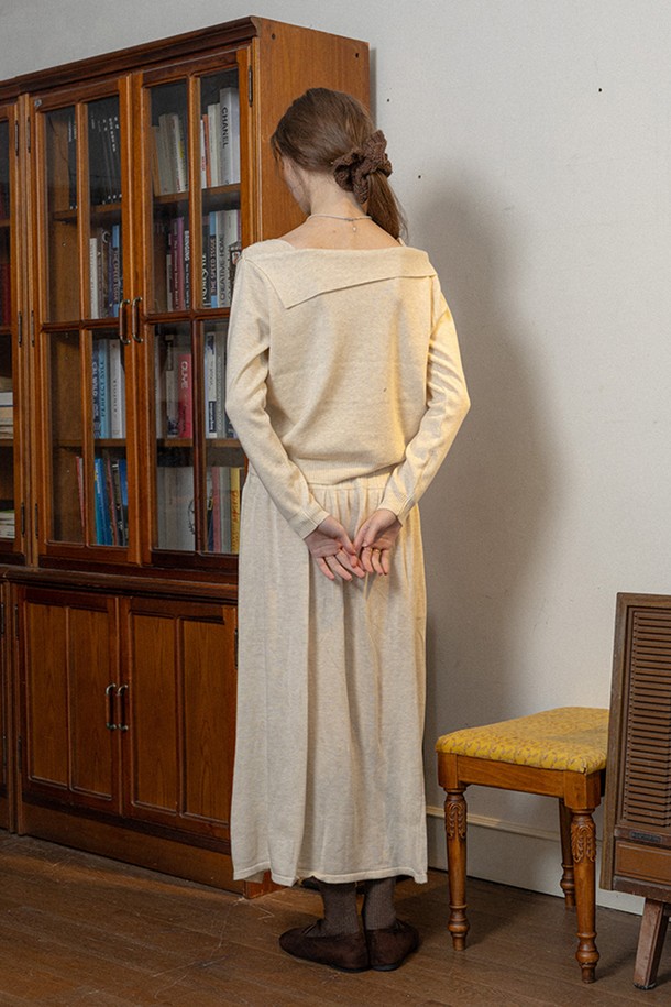 아이보리 색상의 사이드 칼라 니트 탑 앤 스커트 세트입니다. 부드러운 니트 소재로 제작되어 가을, 겨울 시즌에 따뜻하게 착용할 수 있습니다. 루즈핏으로 편안함을 강조했으며, 긴 소매와 무지 디자인으로 미니멀하고 베이직한 스타일을 연출합니다. 플레어 A라인 치마가 여성스러운 실루엣을 만들어주며, 출근룩이나 모임룩으로 활용하기 좋습니다. 클래식하고 캐주얼한 무드를 동시에 즐길 수 있는 세련된 아이템입니다.
