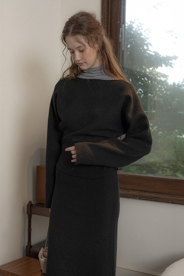 슬림 허리 니트 상의와 스커트 세트_블랙입니다. 미니멀하고 베이직한 스타일로, 가을과 겨울에 따뜻하게 착용할 수 있습니다. 부드러운 니트 소재로 제작되었으며, H라인 스커트가 여성스러운 실루엣을 연출합니다. 슬림핏 디자인으로 허리 라인을 강조하며, 라운드넥과 긴 소매로 깔끔함을 더했습니다. 출근룩으로도 손색없는 완벽한 투피스 세트입니다.
