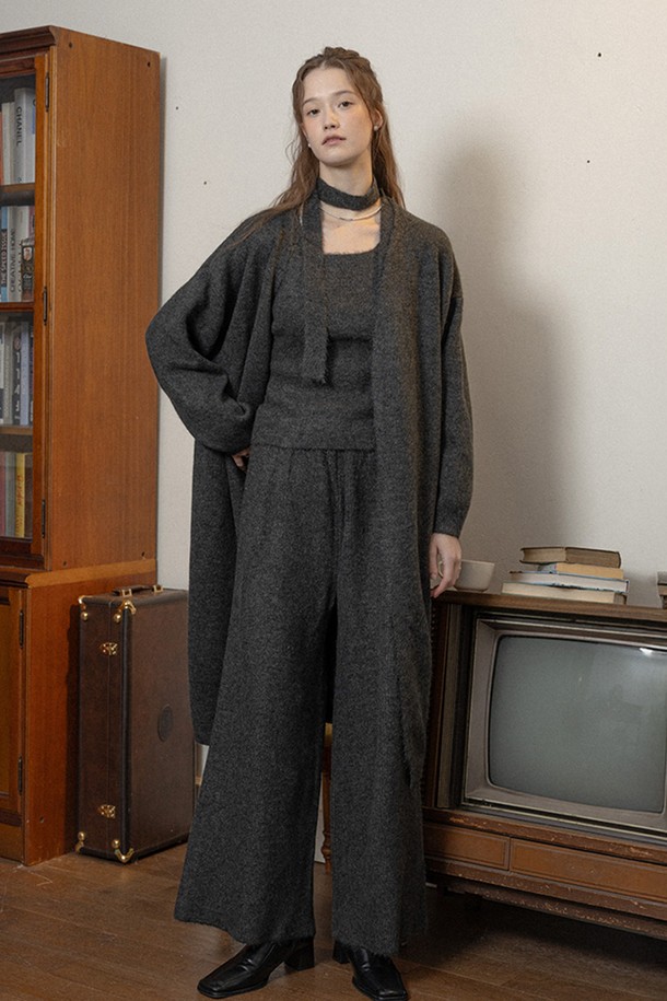 차콜 색상의 니트 베스트와 팬츠 세트입니다. 부드러운 촉감의 두꺼운 니트 소재로 제작되어 가을, 겨울 시즌에 따뜻하게 착용하기 좋습니다. 루즈핏의 A라인 플레어 스커트 스타일로 편안하면서도 캐주얼한 무드를 연출합니다. 브이넥 디자인과 무지 패턴으로 베이직하면서도 미니멀한 스타일을 완성합니다. 일상복으로 활용하기 좋은 세련된 디자인의 니트 세트입니다.

