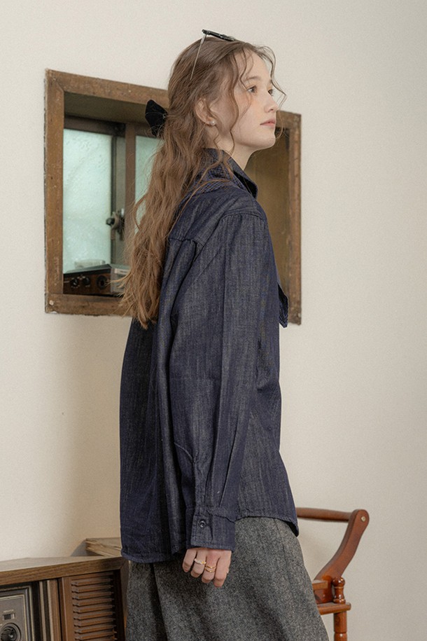 다크블루 데님 셔츠와 스카프 세트입니다. 캐주얼, 미니멀, 클래식 스타일을 아우르는 셔츠 원피스로, 봄, 가을 계절에 어울립니다. 루즈핏, 차이나칼라 디자인에 긴 소매로 편안한 착용감을 선사합니다. 뻣뻣한 촉감의 무지 데님 소재에 A라인 치마핏으로 여성스러운 실루엣을 강조하며, 스카프가 세트로 구성되어 있어 봄 소풍룩에 제격입니다.
