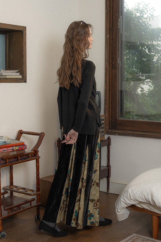 **스플라이싱 폴른 리프 스커트_블랙**은 여성스러운 매력을 극대화하는 A라인 스커트입니다. 가을과 겨울에 어울리는 블랙과 베이지 컬러, 플라워 패턴의 패치워크 디자인과 나뭇잎 패턴이 특징입니다. 클래식하고 엘레강스한 무드를 연출하며, 데이트룩이나 모임룩으로 활용하기 좋습니다. 루즈핏으로 편안하면서도 스타일리시하게, 미니멀, 로맨틱 스타일을 완성해보세요. 플레어 타입의 스커트로 여성스러운 실루엣을 강조합니다.
