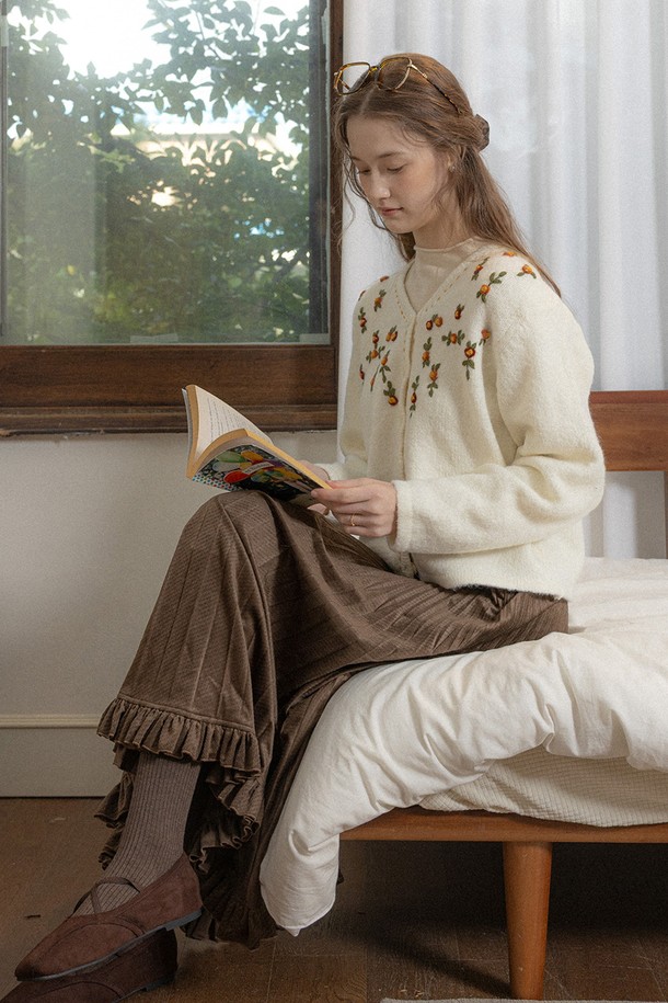 세련된 분위기를 연출하는 브라운 엘레강스 헴 플리츠 스커트입니다. 부드러운 폴리에스테르 소재로 제작되어 가을, 겨울 시즌에 따뜻하고 편안하게 착용할 수 있습니다. 허리 라인을 따라 자연스럽게 퍼지는 플레어 핏과 밑단의 프릴 디테일이 여성스러운 실루엣을 강조합니다. 클래식하고 미니멀한 디자인으로 오피스룩, 모임룩, 데이트룩 등 다양한 TPO에 활용 가능합니다. 루즈핏으로 편안함을 더했으며, 무지 디자인으로 어떤 상의와도 쉽게 매치할 수 있습니다.
