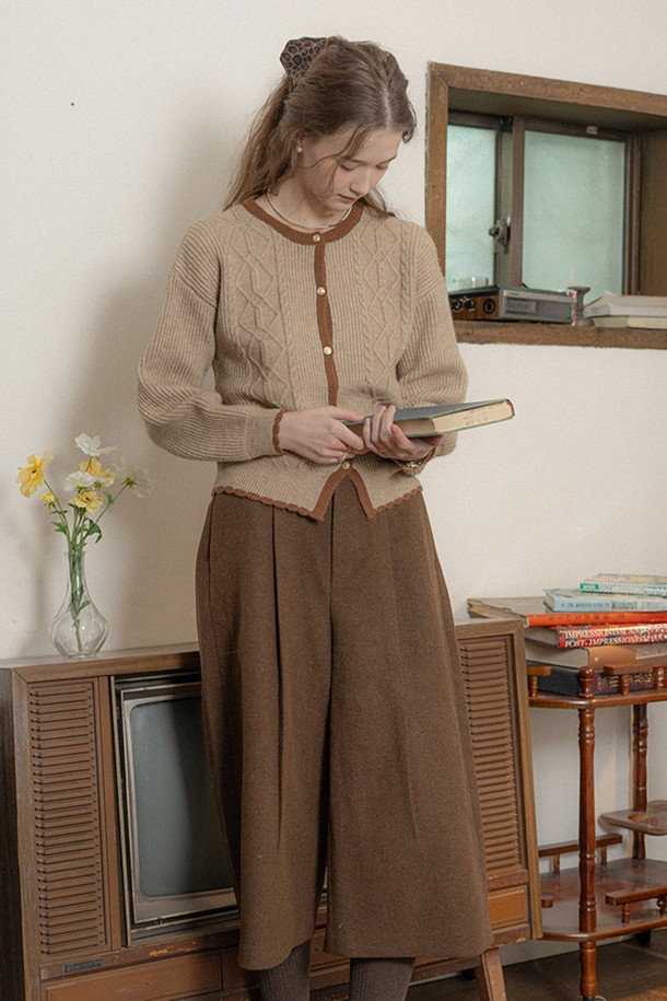 **솔리드 컬러 웜 팬츠_2컬러**는 부드러운 울 소재로 제작되어 가을, 겨울 시즌에 따뜻하게 착용하기 좋은 여성용 와이드 핏 긴 바지입니다. 베이직하고 클래식한 디자인으로 출근룩은 물론 다양한 일상 스타일에도 잘 어울립니다. 브라운 컬러의 무지 패턴에 플리츠 디테일을 더해 은은한 포인트를 줍니다. 허리 밴딩 처리로 편안한 착용감을 선사하며, 루즈핏으로 활동성을 높였습니다. 
