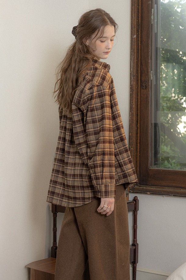 브라운 컬러의 체크 블록 셔츠입니다. 면 소재로 제작되어 부드러운 촉감을 선사하며, 가을, 겨울 시즌에 따뜻하게 착용할 수 있습니다. 넉넉한 루즈핏과 긴 소매 기장으로 편안한 착용감을 제공하며, 카라 디자인이 캐주얼하면서도 베이직한 스타일을 연출합니다. 셔츠 앞면에는 포켓이 있어 실용성을 더했으며, 출근룩이나 모임룩 등 다양한 TPO에 활용 가능합니다. 캐주얼, 클래식, 미니멀 스타일을 즐겨 입는 여성분들께 추천합니다.
