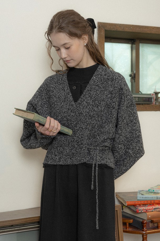 **폴카 도트 패턴 허리 니트 탑_2컬러**는 여성용 니트/스웨터로, 가을과 겨울에 따뜻하게 입을 수 있습니다. 부드러운 촉감의 니트 소재에 레귤러핏으로 제작되었으며, 라운드넥과 긴소매 디자인입니다. 블랙과 그레이 두 가지 색상으로 출시되었으며, 베이직한 스타일에 허리 디테일과 도트 패턴이 더해져 클래식, 미니멀, 캐주얼 스타일 모두 소화 가능합니다. 두께감 있는 소재로 추운 날씨에도 포근함을 선사합니다.
