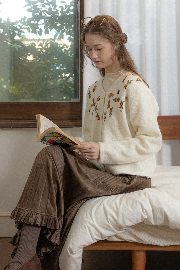 아이보리 컬러의 플라워 크루넥 니트 탑입니다. 울 소재로 제작되어 부드러운 촉감을 선사하며, 가을과 겨울에 따뜻하게 착용할 수 있습니다. 라운드넥과 레귤러핏 디자인으로 우아하고 클래식한 스타일을 연출합니다. 긴 소매와 두꺼운 두께감으로 포근함을 더하며, 플라워 자수 디테일이 돋보이는 디자인입니다. 모임룩, 데이트룩, 미니멀, 로맨틱, 클래식 스타일을 즐겨 입는 여성분들께 추천합니다.
