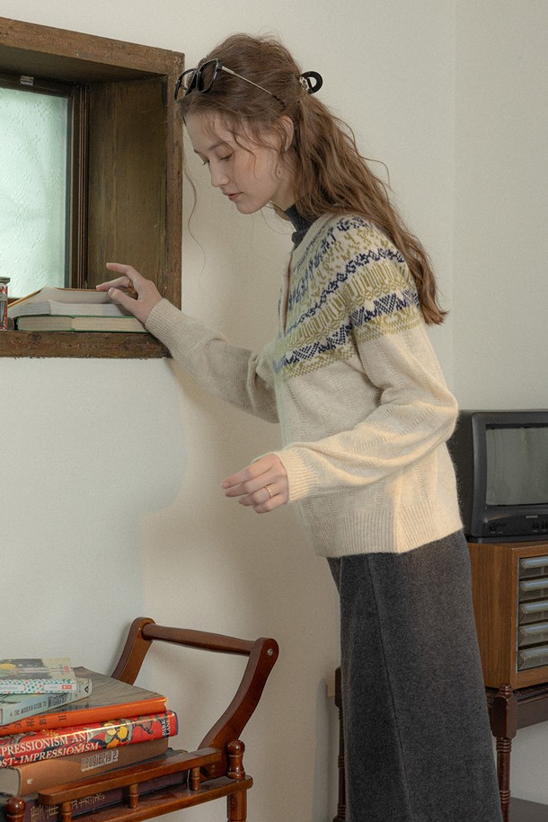 아이보리 컬러의 컬러블록 패턴 니트 탑입니다. 울 소재로 제작되어 부드러운 촉감을 선사하며, 겨울철에도 따뜻하게 착용할 수 있습니다. 하프넥 디자인에 긴소매와 레귤러핏으로 클래식한 무드를 자아냅니다. 출근룩과 모임룩 모두에 잘 어울리는 스타일로, 미니멀하고 캐주얼한 코디에도 활용하기 좋습니다. 가을, 겨울 시즌 데일리룩의 포인트 아이템으로 추천합니다.
