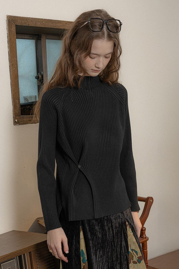 블랙 컬러의 버튼 다운 니트 베이스 탑입니다. 가을과 겨울, 두 계절에 걸쳐 활용 가능한 여성 의류입니다. 슬림핏 디자인에 라운드넥으로 제작되었으며, 부드러운 촉감의 두꺼운 골지 니트 소재로 포근함을 더했습니다. 베이직하고 미니멀한 스타일로 출근룩에 적합하며, 버튼 다운 디테일이 특징입니다.
