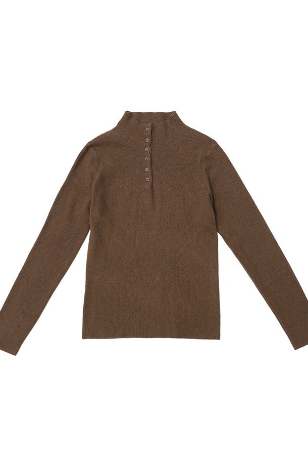 브라운과 그레이 컬러의 버튼업 크루넥 니트 탑입니다. 부드러운 니트 소재로 제작되어 가을, 겨울 시즌에 따뜻하게 착용할 수 있습니다. 스트라이프 패턴과 레귤러핏 디자인으로 캐주얼하면서도 베이직한 스타일을 연출합니다. 라운드넥과 긴소매, 두꺼운 두께감으로 포근함을 더하며, 버튼 디테일이 포인트입니다. 출근룩은 물론 일상에서도 편안하게 즐겨 입을 수 있습니다.
