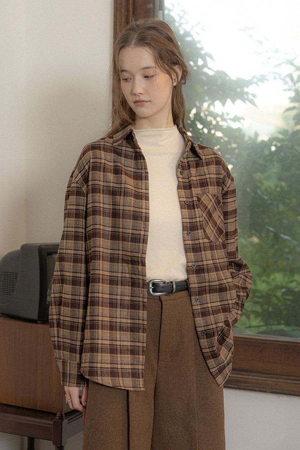 아이보리 컬러의 크루넥 니트 베이스 탑입니다. 여성 의류로, 봄, 가을 시즌에 활용하기 좋은 얇은 두께감의 긴소매 니트입니다. 베이직하고 미니멀한 스타일로, 다양한 룩에 매치하기 용이합니다. 부드러운 촉감과 슬림핏 디자인으로 편안하게 착용할 수 있으며, 일상에서 활용하기 좋은 기본 니트 아이템입니다.
