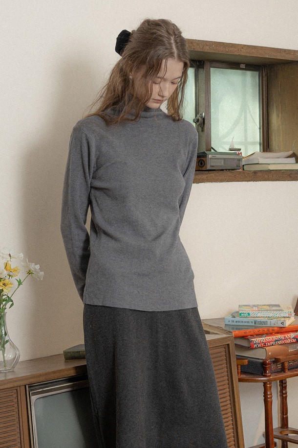 그레이 컬러의 터틀넥 니트 탑입니다. 가을, 겨울 시즌에 어울리는 여성 의류로, 슬림핏 디자인의 베이직하고 미니멀한 스타일을 연출합니다. 부드러운 니트 소재로 제작되어 편안한 착용감을 선사하며, 얇은 두께감으로 이너용으로 활용하기 좋습니다. 긴소매와 레귤러 기장으로, 출근룩을 포함한 다양한 일상 스타일에 매치하기 용이합니다.
