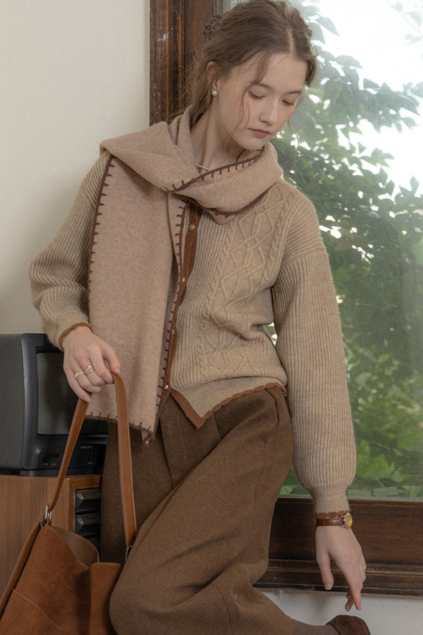 우아한 브라운 컬러의 니트 가디건입니다. 울과 아크릴 혼방 소재로 제작되어 부드러운 촉감과 뛰어난 보온성을 제공하며, 두꺼운 두께감으로 가을, 겨울철 따뜻하게 착용하기 좋습니다. 클래식하고 엘레강스한 무드를 연출하며, 라운드넥과 레귤러핏으로 다양한 스타일과 잘 어울립니다. 케이블 패턴과 버튼 디테일이 돋보이며, 오피스룩 또는 모임룩에 세련되게 매치할 수 있습니다.
