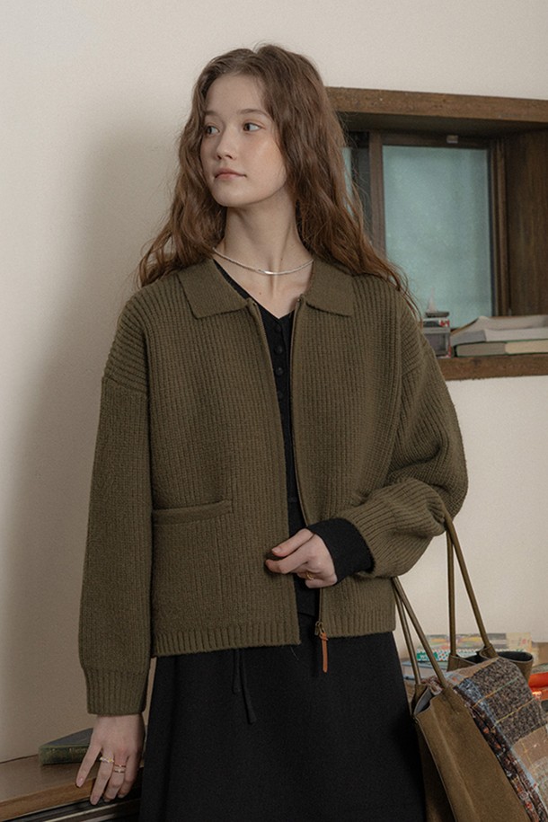 "Knit zip-up lapel coat"_2color (니트 집업 라펠 코트)는 여성 의류로, 가을과 겨울에 따뜻하게 입을 수 있는 니트 코트입니다. 부드러운 촉감의 두꺼운 니트 소재로 제작되었으며, 캐주얼하고 베이직한 스타일을 연출합니다. 라펠 칼라와 집업 여밈 방식이 특징이며, 루즈핏으로 편안하게 착용할 수 있습니다. 카키와 블랙 두 가지 색상으로 제공되어, 다양한 일상룩에 활용하기 좋습니다. 긴 소매 기장의 무지 디자인으로, 미니멀한 스타일을 선호하는 분들께 추천합니다.
