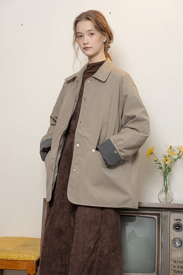 베이직한 디자인에 배색 커프스로 포인트를 더한 Color-block cuffs warm coat(컬러 블록 커프스 웜 코트)입니다. 울 소재로 제작되어 부드러운 촉감과 뛰어난 보온성을 자랑하며, 쌀쌀한 가을, 겨울철에도 따뜻하게 착용할 수 있습니다. 레귤러 핏과 싱글 버튼 여밈으로 어떤 스타일에도 잘 어울리며, 출근룩, 미니멀, 캐주얼 룩에 모두 활용하기 좋습니다. 베이지와 브라운 두 가지 컬러로 출시되어 취향에 맞게 선택할 수 있습니다. 긴 소매 기장의 레귤러 기장 싱글 코트로, 클래식한 매력을 더했습니다.
