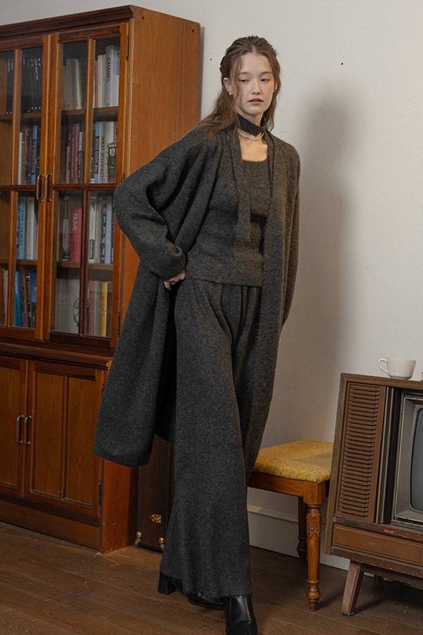 차콜 컬러의 겨울 루즈 핏 니트 코트입니다. 부드러운 울 소재로 제작되어 포근한 착용감을 선사하며, 두꺼운 두께감으로 추운 겨울에도 따뜻하게 몸을 감싸줍니다. 롱 기장에 오픈 방식으로 편안하게 걸쳐 입을 수 있으며, 베이직하고 캐주얼한 무드로 다양한 스타일 연출이 가능합니다. 오버사이즈 실루엣으로 여유로운 핏을 자랑하며, 데일리룩에 포인트 아이템으로 활용하기 좋습니다. 긴 소매 기장으로 더욱 따뜻하고 스타일리시한 겨울을 완성해보세요.
