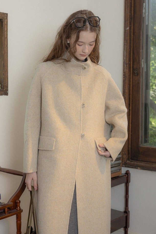 우아한 라운드 넥 코트_2컬러는 여성스러움을 강조하는 미니멀하고 클래식한 디자인의 코트입니다. 베이지와 그레이 두 가지 색상으로 출시되어, 오피스룩, 출근룩, 모임룩 등 다양한 TPO에 활용 가능합니다. 부드러운 울 소재로 제작되어 롱 기장과 레귤러핏으로 편안한 착용감을 선사하며, 긴 소매와 싱글 버튼 여밈으로 심플하면서도 엘레강스한 분위기를 연출합니다. 가을과 겨울, 두꺼운 두께감으로 따뜻하게 착용할 수 있으며, 라운드 넥 디자인이 세련된 실루엣을 완성합니다.
