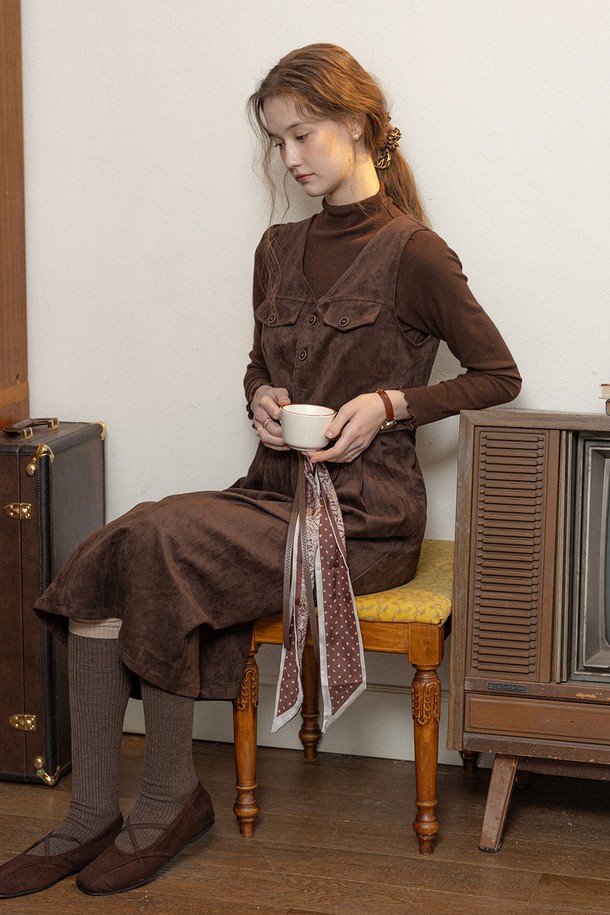 브이넥 슬림핏 점프수트_브라운은 가을, 겨울 시즌에 어울리는 여성용 점프수트입니다. 부드러운 스웨이드 소재로 제작되어 고급스러운 촉감을 선사하며, 슬림핏 디자인과 H라인 치마핏으로 클래식하고 엘레강스한 스타일을 연출합니다. 허리 벨트 디테일이 더해져 더욱 세련된 실루엣을 강조하며, 오피스룩 또는 모임룩으로 활용하기 좋습니다. 긴 소매와 두꺼운 두께감으로 따뜻함을 유지하며, 미니멀한 스타일을 선호하는 분들께 추천합니다.
