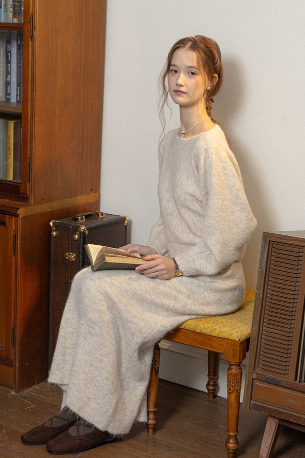 아이보리 컬러의 루즈 넥라인 니트 탑과 H라인 스커트 세트입니다. 부드러운 니트 소재로 제작되어 가을, 겨울 시즌에 따뜻하고 편안하게 착용할 수 있습니다. 라운드 넥 디자인과 루즈핏으로 캐주얼하고 베이직한 스타일을 연출하며, 출근룩과 모임룩으로 활용하기 좋습니다. 긴 소매와 두꺼운 두께감으로 보온성을 높였으며, 스트레이트 핏의 스커트가 미니멀하고 클래식한 분위기를 더합니다. 무지 디자인으로 다양한 스타일 연출에 용이합니다.
