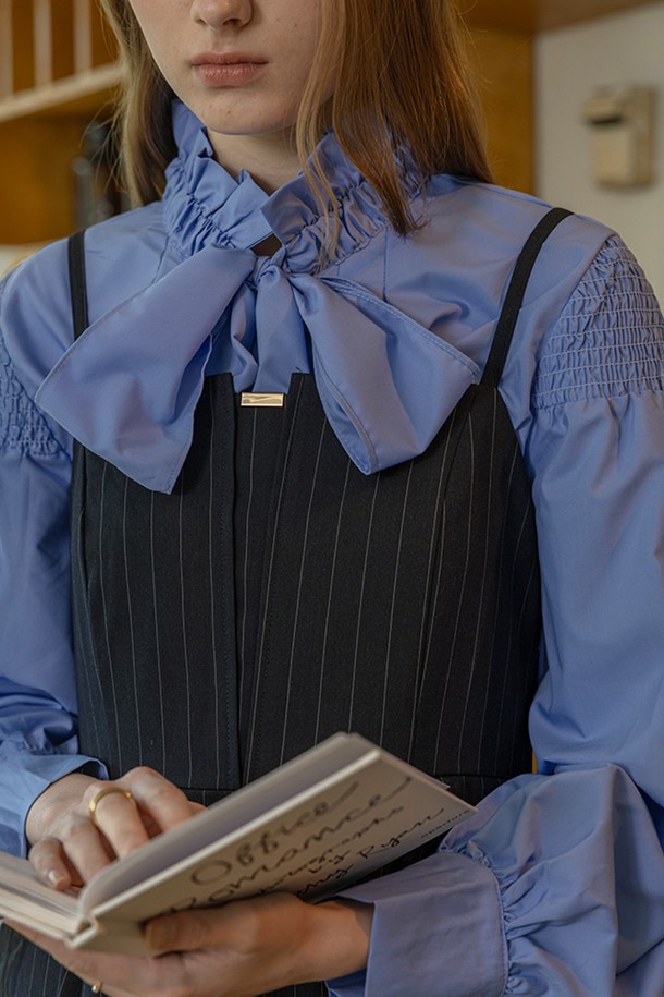 블랙 컬러의 클래식 스트라이프 캐미솔 원피스입니다. A라인 플리츠 스커트와 스퀘어 넥 디자인으로, 여성스러운 실루엣을 연출합니다. 민소매 디자인으로 봄, 여름에 시원하게 착용 가능하며, 데이트룩 또는 모임룩으로 활용하기 좋습니다. 미니멀하면서도 엘레강스한 스타일을 선호하는 분들께 추천합니다. 캐미솔 스타일의 미디 기장으로, 클래식하면서도 세련된 분위기를 더합니다.
