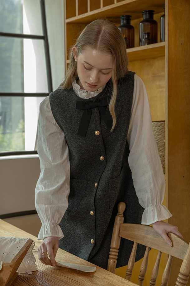 차콜 색상의 Sleeveless bow tie dress(슬리브리스 보우 타이는 드레스)입니다. 울 소재로 제작되어 봄, 가을에 착용하기 좋으며, 클래식하고 우아한 스타일을 연출합니다. 플레어 A라인 핏으로 여성스러운 실루엣을 강조하며, 리본 넥과 버튼 디테일, 리본 타이 디테일이 특징입니다. 데이트룩, 모임룩, 소개팅룩 등 특별한 날에 미니멀하면서도 세련된 스타일을 완성해 보세요. 두꺼운 두께감과 뻣뻣한 촉감으로 고급스러운 느낌을 더합니다.
