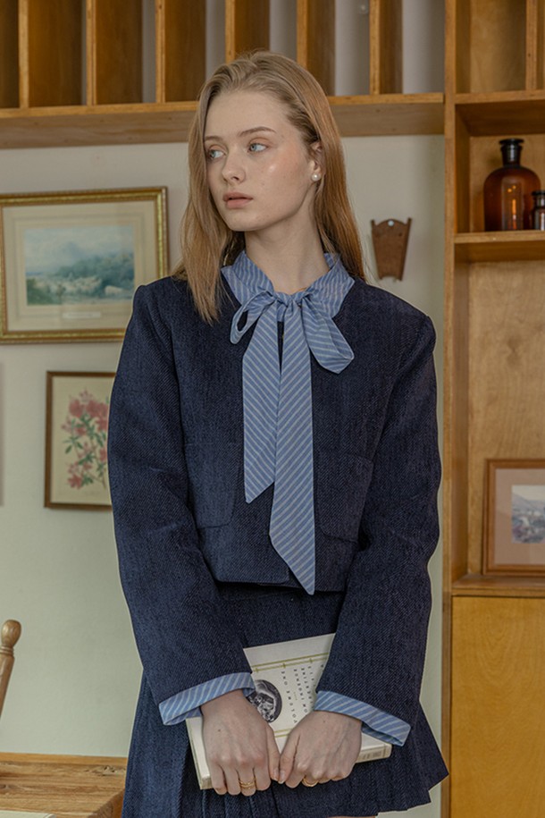 네이비 리본 재킷 앤 스커트 세트는 여성스러운 매력을 강조하는 클래식 스타일의 세트 아이템입니다. 부드러운 폴리에스테르 소재로 제작되어 편안한 착용감을 선사하며, 봄, 가을에 적합합니다. 라운드넥 디자인의 긴소매 재킷과 A라인 플리츠 스커트의 조화가 우아한 분위기를 연출합니다. 허리 리본 디테일이 포인트이며, 오피스룩, 모임룩, 소개팅룩 등 다양한 TPO에 활용 가능합니다. 미니멀하면서도 걸리시한 스타일을 선호하는 분들께 추천합니다.
