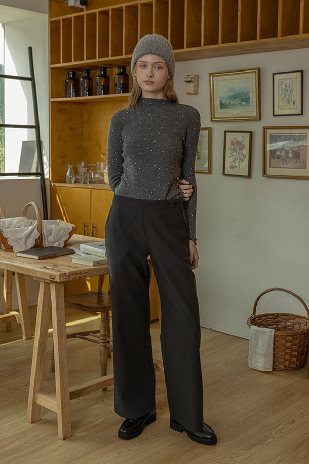 **캐주얼 커튼 앤 팬츠 세트_2컬러**는 여성들을 위한 캐주얼 스타일의 의류 세트입니다. 부드러운 폴리에스테르 소재로 제작되어 봄, 가을에 적합하며, 라운드넥과 긴소매 디자인으로 편안함을 더했습니다. 루즈핏으로 활동성을 높였으며, 플리츠 디테일이 돋보이는 A라인 플리츠 치마와 팬츠가 세트로 구성되어 있습니다. 블랙 컬러의 무지 스타일로 미니멀한 무드를 연출하며, 산책룩으로 활용하기 좋습니다.
