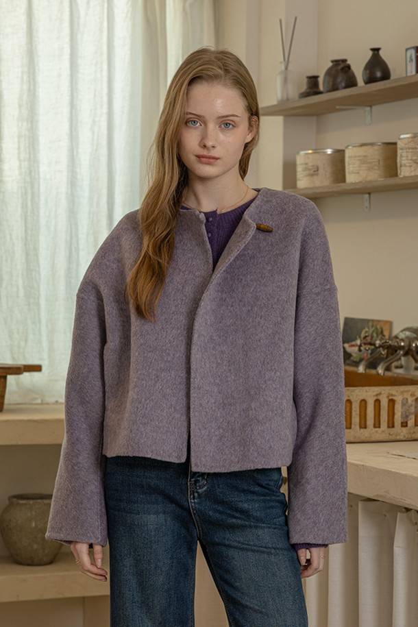 Muffler and short coat set_2color (머플러 앤 쇼트 코트 세트)는 부드러운 울 소재로 제작되어 가을, 겨울 시즌에 따뜻함을 선사하는 여성 의류입니다. 캐주얼, 베이직 스타일을 기반으로 하여 일상, 출근룩, 모임룩 등 다양한 TPO에 활용 가능합니다. 루즈핏의 긴소매 디자인과 무지 패턴, 그리고 머플러 세트 구성으로 세련됨을 더했습니다. 특히, 톤 다운된 그레이 컬러는 어떤 옷에도 잘 어울려 미니멀하고 클래식한 스타일을 연출하기 좋습니다. 두꺼운 두께감으로 추운 날씨에도 포근하게 착용할 수 있습니다.
