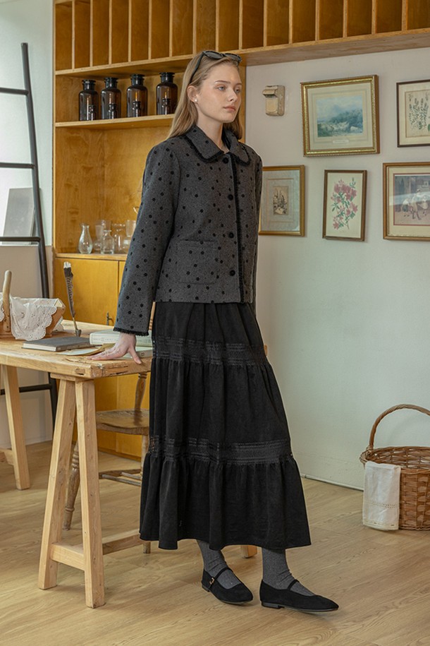 겨울 블랙 벨벳 레이스 스커트는 여성스러운 매력을 극대화하는 롱스커트입니다. 부드러운 벨벳 소재에 섬세한 레이스 디테일이 더해져 엘레강스한 무드를 연출합니다. 루즈핏 A라인 디자인으로 편안하면서도 세련된 실루엣을 선사합니다. 쌀쌀한 계절, 데이트룩, 모임룩, 연말 모임룩 등 다양한 TPO에 활용 가능하며, 클래식, 로맨틱, 미니멀 스타일 모두 소화할 수 있습니다. 두께감이 있어 따뜻하게 착용할 수 있는 겨울철 머스트 해브 아이템입니다.
