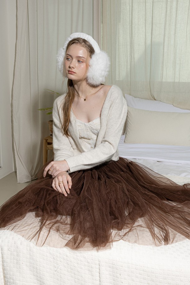 부드러운 촉감의 브라운 메쉬 스커트입니다. 봄, 여름, 가을 계절에 활용하기 좋으며, 캐주얼한 스타일을 연출하기에 적합합니다. A라인 핏과 플레어 스타일로 여성스러운 실루엣을 강조하며, 망사 소재와 티어드 디자인이 특징입니다. 얇은 두께감으로 시원하게 착용할 수 있으며, 무지 패턴으로 어떤 상의와도 매치하기 용이합니다. 일상에서 편안하고 세련된 스타일을 완성해보세요.
