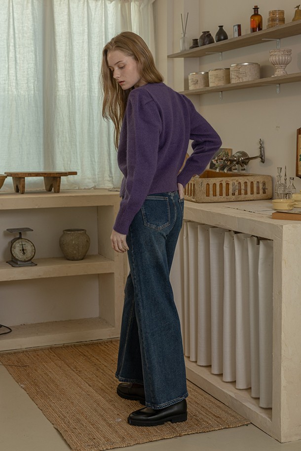 슬림 핏 드롭 데님 팬츠 2컬러는 여성용 데님 팬츠입니다. 봄, 가을에 착용하기 좋으며, 일상생활과 출근룩에 모두 잘 어울리는 캐주얼 스타일입니다. 슬림핏으로 다리 라인을 잡아주며, 뻣뻣한 데님 소재 특유의 시크한 느낌을 줍니다. 네이비 색상의 무지 디자인으로 미니멀하고 클래식한 분위기를 연출하며, 드롭 디테일이 포인트입니다. 긴 기장으로 다양한 스타일링이 가능합니다.
