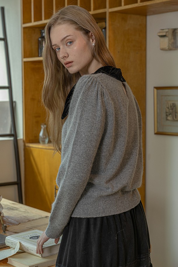 벨벳 보타이 니트 탑_그레이는 우아하고 세련된 스타일을 연출하는 여성용 니트/스웨터입니다. 부드러운 울 소재로 제작되어 가을과 겨울에 따뜻하게 착용할 수 있으며, 레귤러핏과 긴 소매 기장으로 편안함을 더했습니다. 클래식하고 우아한 무드를 자아내는 리본 타이 디테일이 특징이며, 데이트룩, 모임룩, 오피스룩 등 다양한 TPO에 활용 가능합니다. 미니멀하고 로맨틱한 스타일을 즐기는 분들께 추천하는 아이템입니다.
