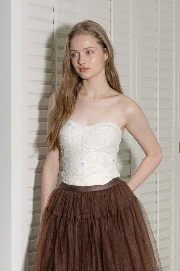 아이보리 컬러의 레이스 패턴 튜브탑입니다. 부드러운 니트 소재로 제작되어 봄, 여름 시즌에 시원하게 착용하기 좋습니다. 슬림핏 크롭 기장으로 페미닌한 무드를 연출하며, 튜브탑 디자인과 레이스 패턴이 여성스러운 매력을 더합니다. 데이트룩, 휴가룩, 로맨틱, 미니멀 스타일 모두 소화 가능한 활용도 높은 아이템입니다.
