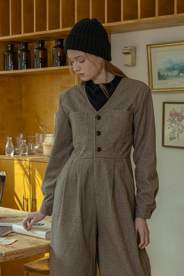 세련된 브이넥 점프수트, V-넥 포멀 점프수트 브라운입니다. 부드러운 울 소재로 제작되어 봄, 가을에 적합하며, 레귤러 핏으로 편안하게 착용 가능합니다. 긴소매 디자인과 무지 패턴, 클래식하고 미니멀한 스타일이 특징이며, 오피스룩, 출근룩, 모임룩 등 다양한 TPO에 활용할 수 있습니다. 버튼 디테일이 더해져 포인트를 주어 세련된 분위기를 연출합니다.
