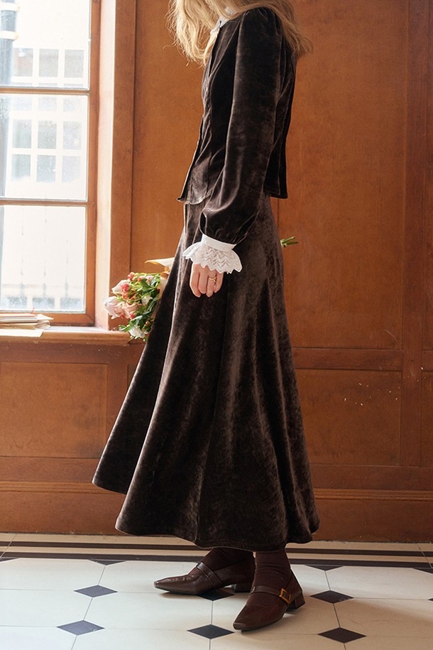 부드러운 셔닐 벨벳 소재로 제작되어 우아한 분위기를 연출하는 Chenille velvet skirt (셔닐 벨벳 스커트)입니다. 가을, 겨울 시즌에 어울리는 두꺼운 두께감과 A라인 플레어 디자인으로 클래식하면서도 엘레강스한 스타일을 완성합니다. 브라운, 다크브라운 두 가지 색상으로 제공되어 다양한 코디에 활용하기 좋습니다. 모임룩, 데이트룩, 오피스룩 등 TPO에 맞춰 미니멀하면서도 세련된 스타일을 연출해보세요. 셔닐 소재 특유의 부드러운 촉감이 편안한 착용감을 선사합니다.
