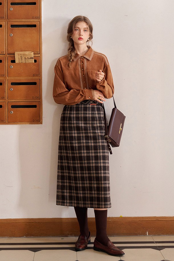 가을, 겨울 시즌을 위한 하이웨이스트 플래드 스커트, 두 가지 색상으로 만나보세요. 울 소재로 제작되어 넉넉한 두께감과 뻣뻣한 촉감이 특징이며, A라인 핏과 미디 기장으로 클래식하고 베이직한 무드를 연출합니다. 블랙과 화이트 두 가지 컬러의 체크 패턴이 시크하면서도 미니멀한 스타일을 완성합니다. 오피스룩, 모임룩, 데이트룩 등 다양한 TPO에 활용 가능하며, 하이웨이스트 디자인으로 다리가 길어 보이는 효과를 줍니다.
