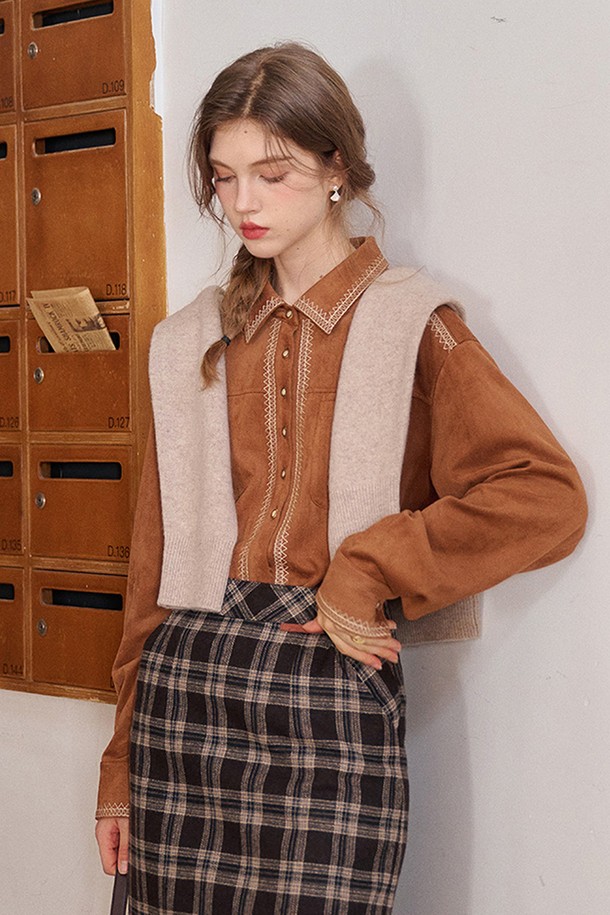 부드러운 스웨이드 소재의 SR_Fake 스웨이드 셔츠입니다. 가을과 겨울에 따뜻하게 입을 수 있으며, 차이나 칼라와 긴 소매, 셔츠 카라 디자인으로 포인트를 더했습니다. 레귤러핏으로 제작되어 편안한 착용감을 선사하며, 무지 패턴의 브라운 컬러로 어떤 스타일에도 쉽게 매치할 수 있습니다. 일상복은 물론, 출근룩이나 모임룩으로도 활용 가능한 베이직하고 캐주얼한 아이템입니다.
