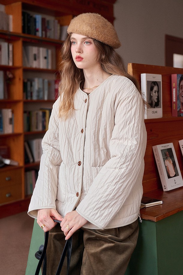 베이직한 디자인의 Circle Two 코튼 재킷입니다. 부드러운 촉감의 면 소재로 제작되어 가을, 겨울 시즌에 따뜻하게 착용할 수 있습니다. 미니멀하고 클래식한 무드로, 오버핏 실루엣과 크롭 기장이 세련된 핏을 연출합니다. 라운드 넥 디자인에 버튼 디테일을 더해 포인트를 주었으며, 출근룩, 오피스룩, 모임룩 등 다양한 TPO에 활용 가능합니다. 시크하고 세련된 스타일을 완성해 보세요.
