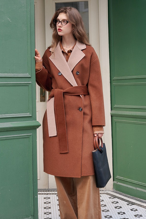 **Two-wear reversible wool coat (투 웨어 리버서블 울 코트)_2가지 색상**

가을과 겨울, 여성의 우아함을 더해줄 투 웨어 리버서블 울 코트입니다. 베이지와 브라운 두 가지 색상으로 출시되어, 어떤 스타일에도 매치하기 용이합니다. 부드러운 울 소재와 두꺼운 두께감으로 따뜻하고 포근한 착용감을 선사하며, 더블 버튼 디자인과 롱 기장, 레귤러 핏으로 클래식하고 베이직한 분위기를 연출합니다. 출근룩, 오피스룩, 모임룩 등 다양한 TPO에 활용할 수 있으며, 미니멀, 시크 스타일을 즐겨 입는 분들께 추천합니다.
