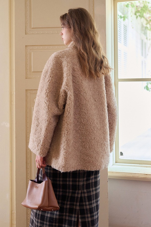 베이지 컬러의 칼라 퍼 (Collar fur) 디테일이 돋보이는 여성용 퍼 재킷입니다. 부드러운 촉감의 퍼 소재로 제작되어 가을, 겨울 시즌에 따뜻하고 포근하게 착용할 수 있습니다. 크롭 기장의 오버핏 디자인으로 캐주얼하면서도 클래식한 무드를 연출하며, 싱글 버튼 여밈으로 간편하게 스타일링할 수 있습니다. 데이트룩, 모임룩 등 다양한 TPO에 활용 가능하며, 클래식, 캐주얼, 미니멀 스타일을 모두 소화할 수 있는 활용도 높은 아이템입니다. 긴 소매 기장과 두꺼운 두께감으로 보온성을 높였습니다.
