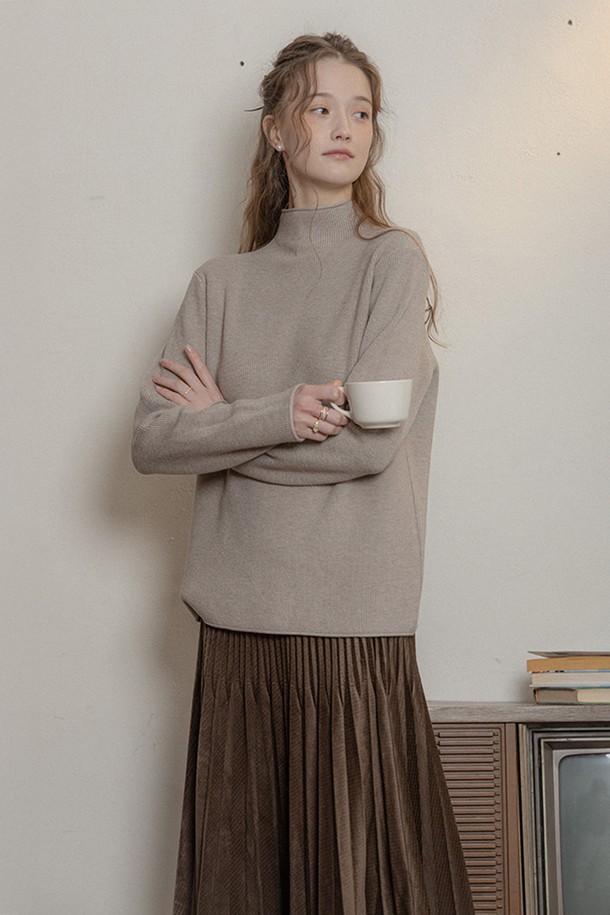 클래식 솔리드 컬러 니트 웜 탑_2color는 가을, 겨울 시즌 여성 고객을 위한 터틀넥 니트 스웨터입니다. 부드러운 촉감의 울 소재로 제작되어 보온성이 뛰어나며, 루즈핏 디자인과 긴 소매 기장으로 편안한 착용감을 선사합니다. 베이직하고 미니멀한 스타일로 출근룩을 포함한 다양한 일상 룩에 활용하기 좋으며, 무지 패턴의 베이지 컬러로 어떤 옷에도 쉽게 매치할 수 있습니다. 두꺼운 두께감으로 따뜻함을 더해주는 클래식한 디자인의 니트 탑입니다.
