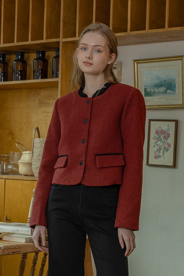 벨벳 카라 엘레강스 숏 코트_레드는 우아함과 세련됨을 동시에 선사하는 여성용 숏 코트입니다. 부드러운 촉감의 벨벳 소재와 두꺼운 두께감으로 가을, 겨울 시즌에 따뜻하게 착용할 수 있습니다. 클래식하고 시크한 무드를 연출하며, 싱글 버튼 여밈과 레귤러 핏으로 편안한 착용감을 제공합니다. 특히 벨벳 카라 디테일이 돋보여 데이트룩, 모임룩, 연말 모임룩 등 특별한 날에 더욱 잘 어울립니다. 무지 패턴의 레드 컬러는 어떤 스타일에도 포인트가 되어줍니다.
