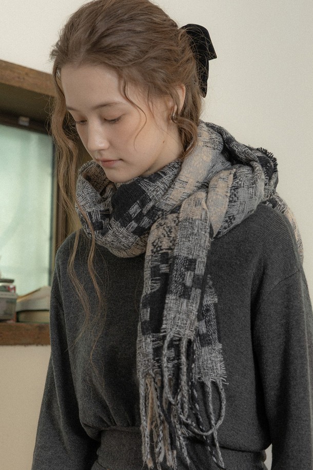 PM_컬러 블록 플래드 머플러_블랙 그레이는 캐주얼, 클래식, 미니멀 스타일을 소화하는 분들을 위한 겨울 머플러입니다. 부드러운 울 소재로 제작되어 뛰어난 보온성을 제공하며, 두꺼운 두께감으로 추운 날씨에도 따뜻하게 착용할 수 있습니다. 블랙과 그레이 컬러의 조화가 세련된 컬러 블록 디자인과 체크 패턴으로 포인트를 더했습니다. 출근룩이나 모임룩 등 다양한 TPO에 활용하여 스타일리시함을 더해보세요.
